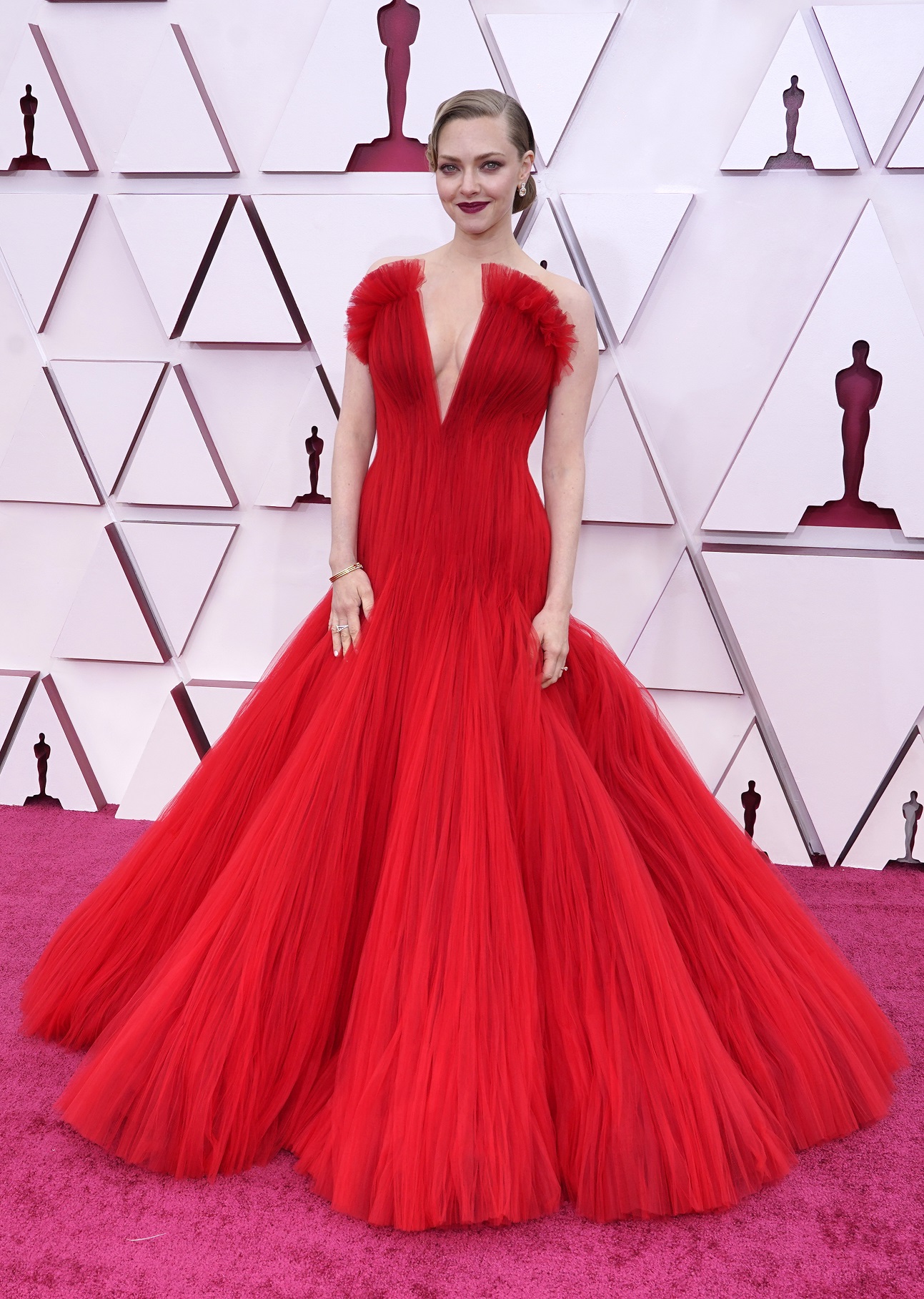 La actriz Amanda Seyfried en Armani Prive. (AP)