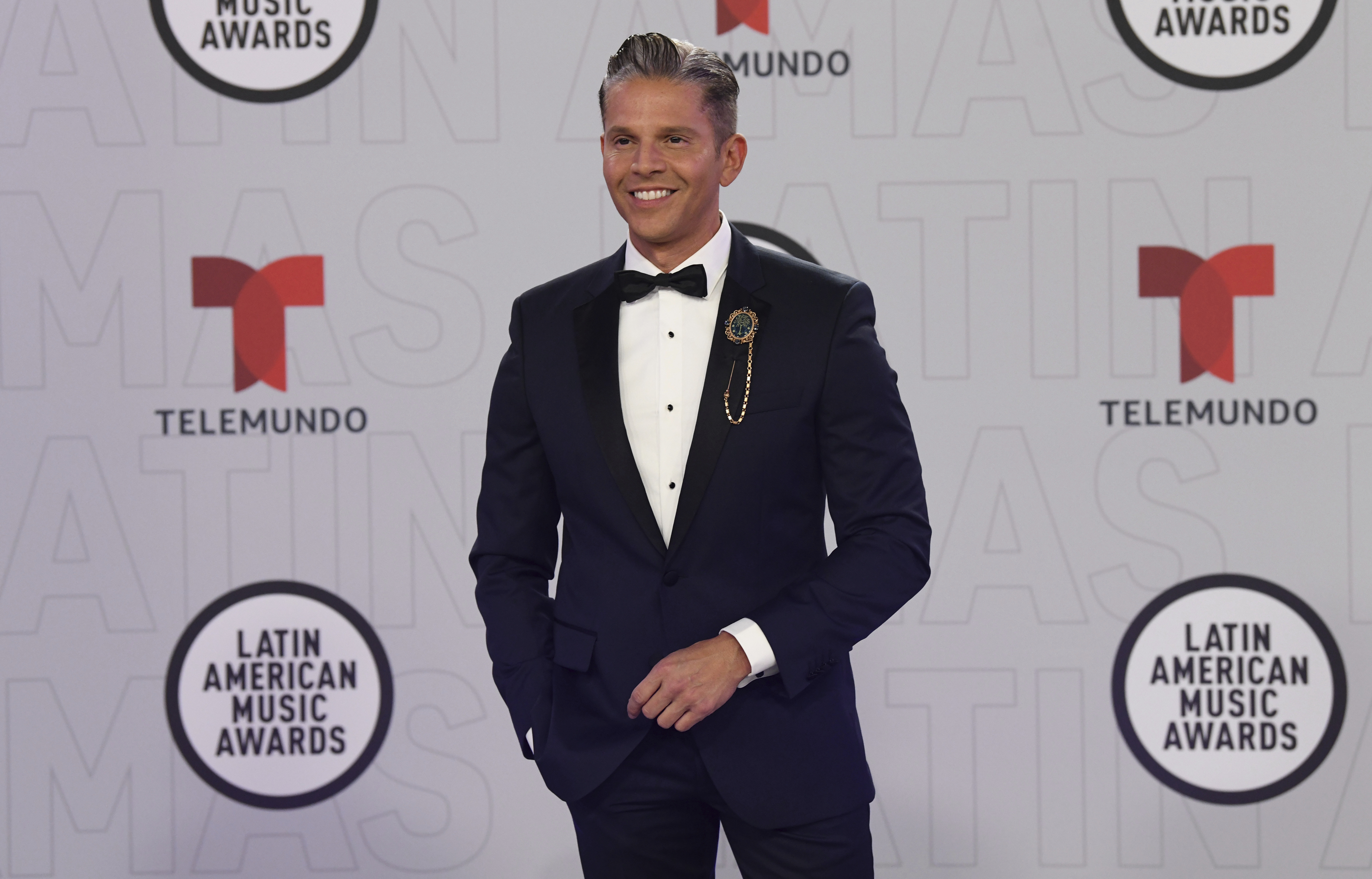 Rodner Figueroa optó por vestir de azul marino. El presentador venezolano estuvo encargado de animar la alfombra roja y el programa especial "Acceso VIP". (AP)