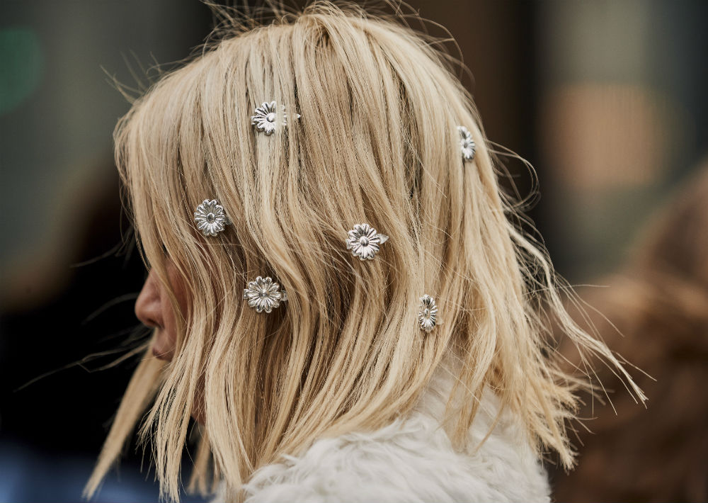 En París, Milán, Londres y Nueva York, tanto en la pasarela como en la calle -que es donde realmente se prueban las tendencias- hubo un detalle que se les ha subido a las mujeres a la cabeza: los accesorios para el cabello. (Foto: WGSN)
