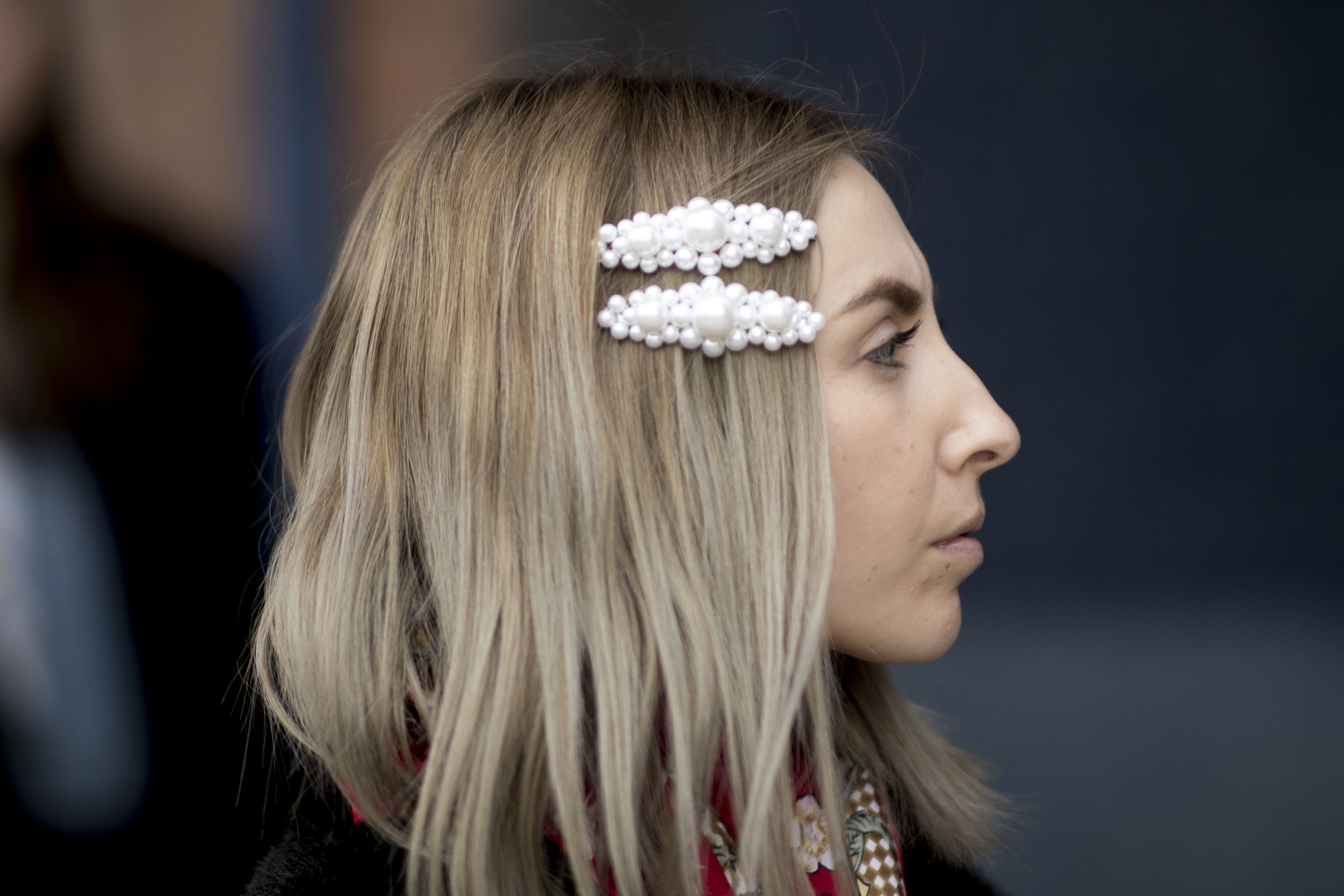 Y si eres de las que luces tus raíces oscuras, llévalas hacia atrás con peines y hebillas de carey. (Foto: WGSN)