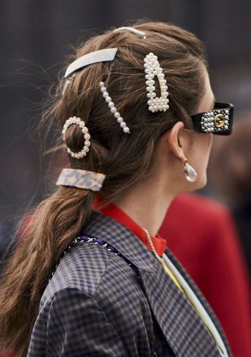 Las hebillas o “bobby pins” hacen su reaparición para melenas de todos los largos. (Foto: WGSN)