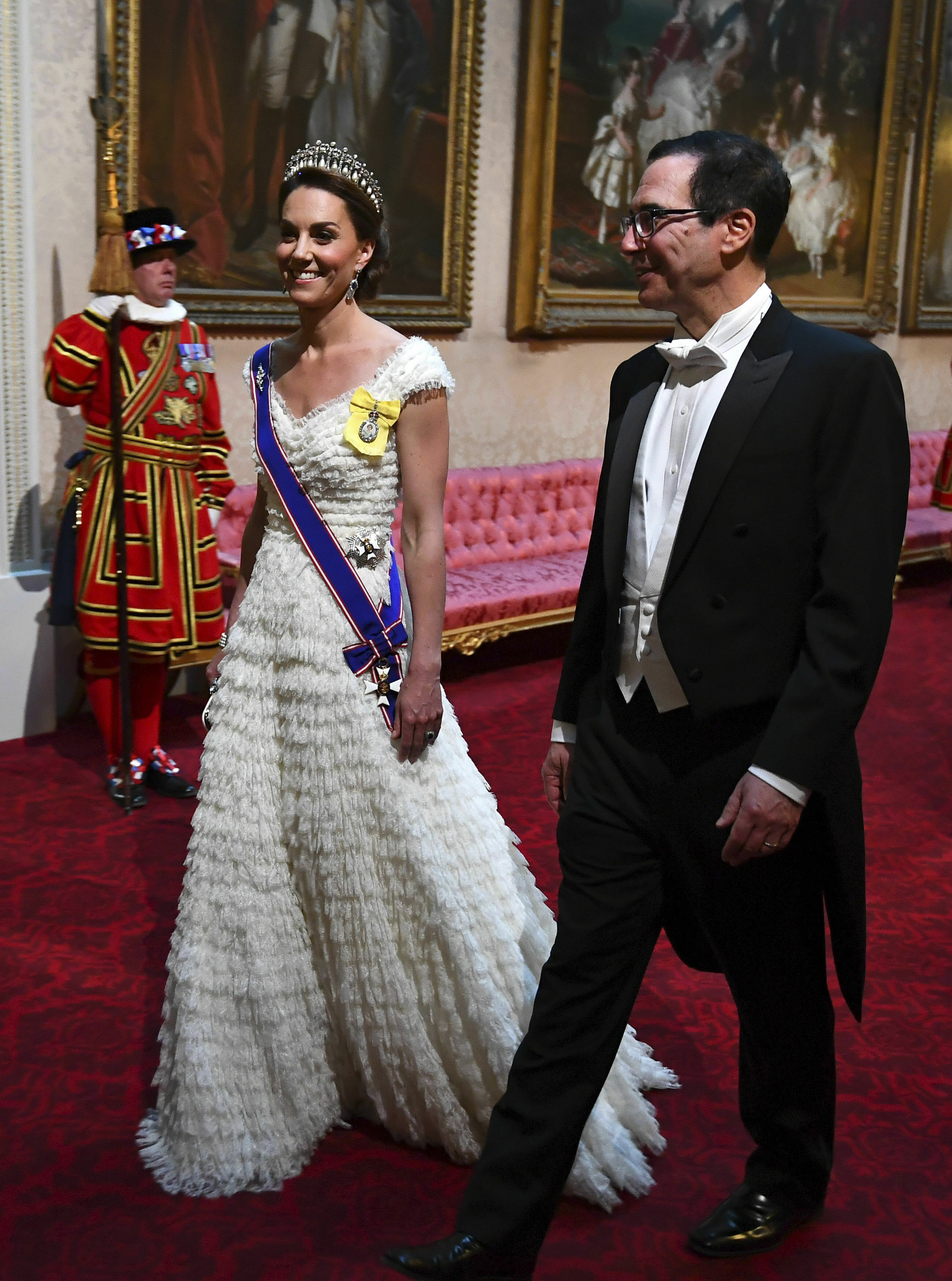 Kate Middleton se decantó por un vestido blanco. (AP)