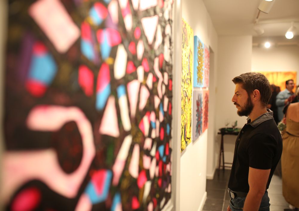 Luis Figueroa admira una de las piezas de la colección de artistas "Generación reactiva", en la Galería Petrus. Foto: José R. Pérez Centeno