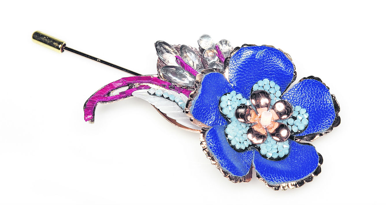 Prendedor en forma de flor de D'Royal Bride. (andre.kang@gfrmedia.com)