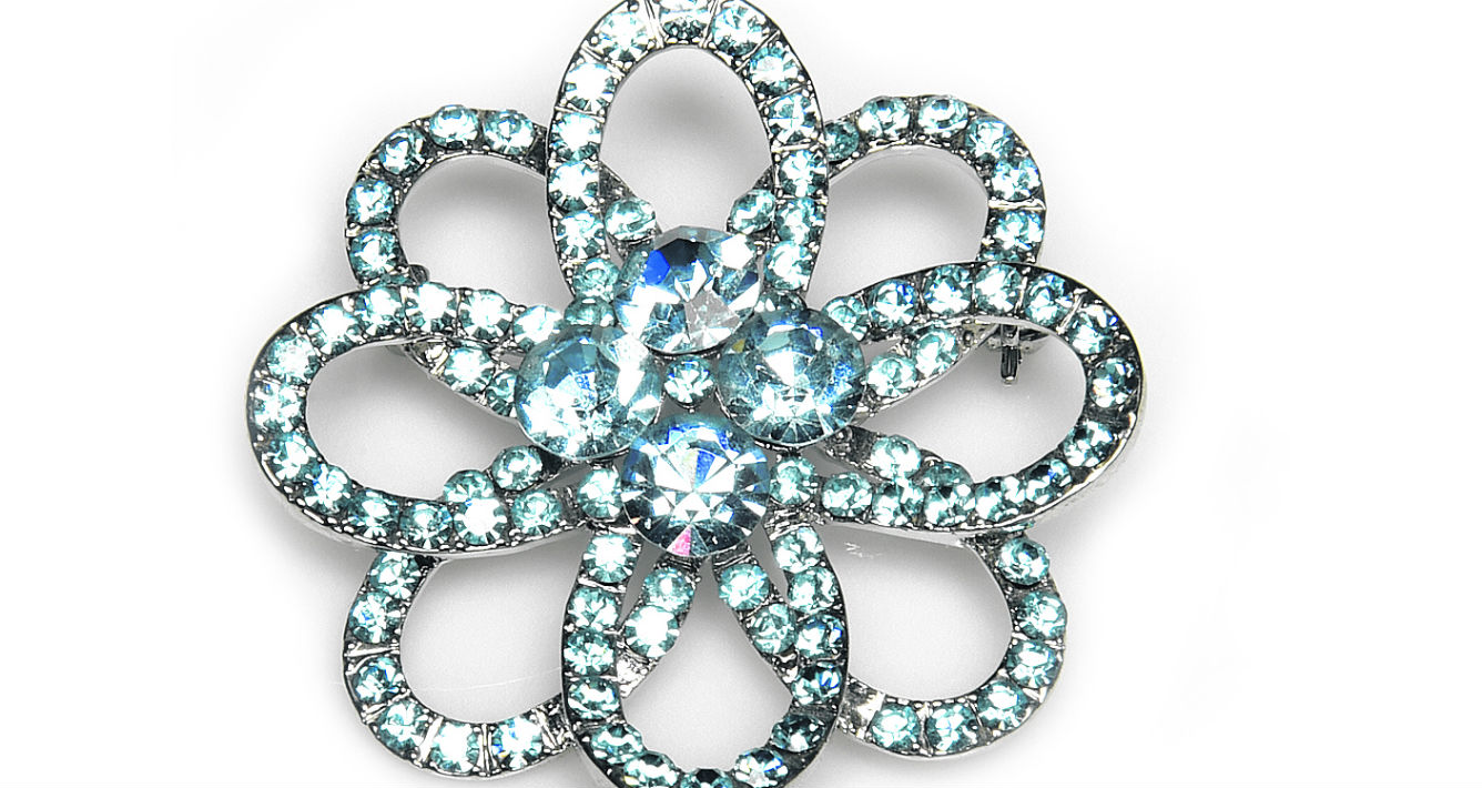 Prendedor en forma de flor de D'Royal Bride. (andre.kang@gfrmedia.com)
