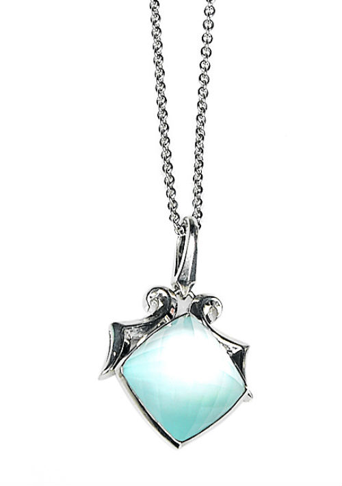 Collar plata con piedra azul de Reinhold. (andre.kang@gfrmedia.com)