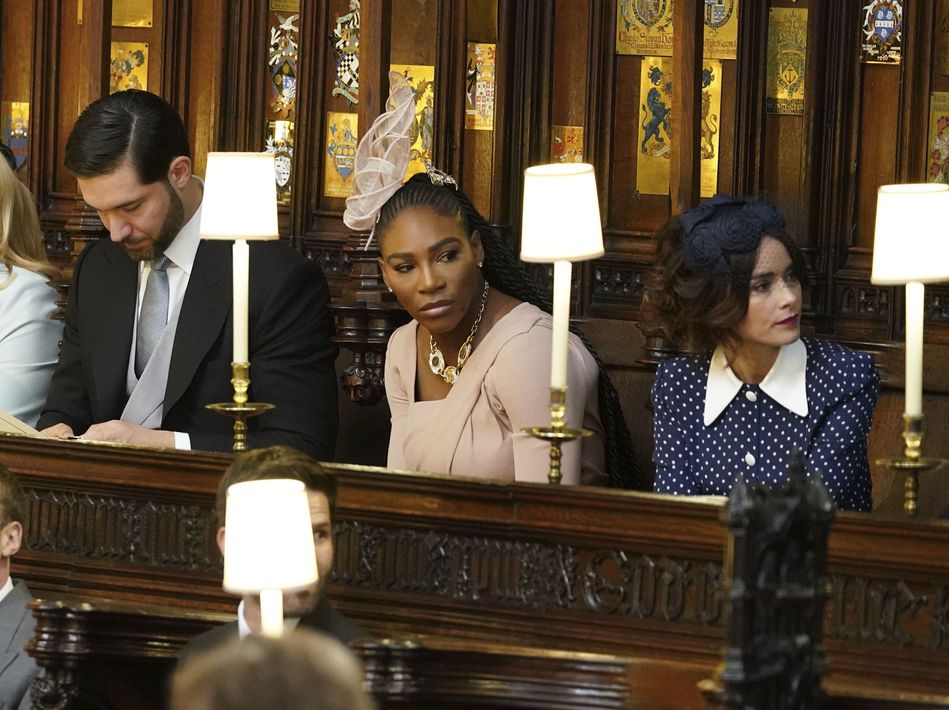 Serena Williams entre los invitados a la ceremonia nupcial. (Dominic Lipinski/pool photo via AP)