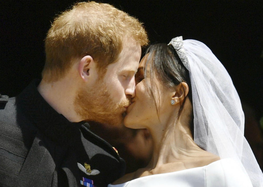 Ante los ojos del mundo, el príncipe Harry y Meghan Markle, ahora los duques de Sussex, se dieron su primer beso como marido y mujer. (Foto: AP)