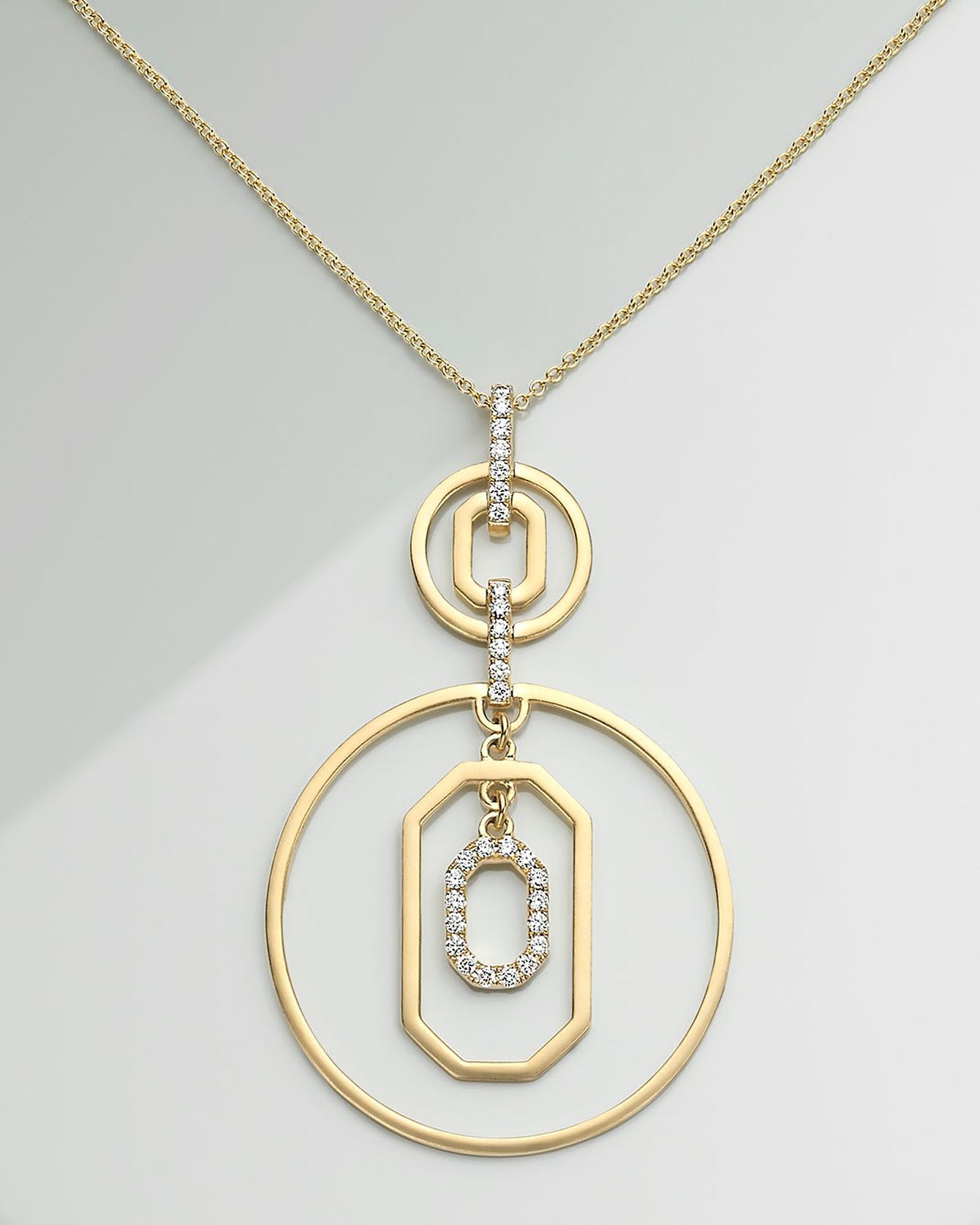 Medallón para utilizar solo o hacer un “layering” en oro 18k y diamantes diseñados por Paloma Doron, colección de Lido Jewelers.