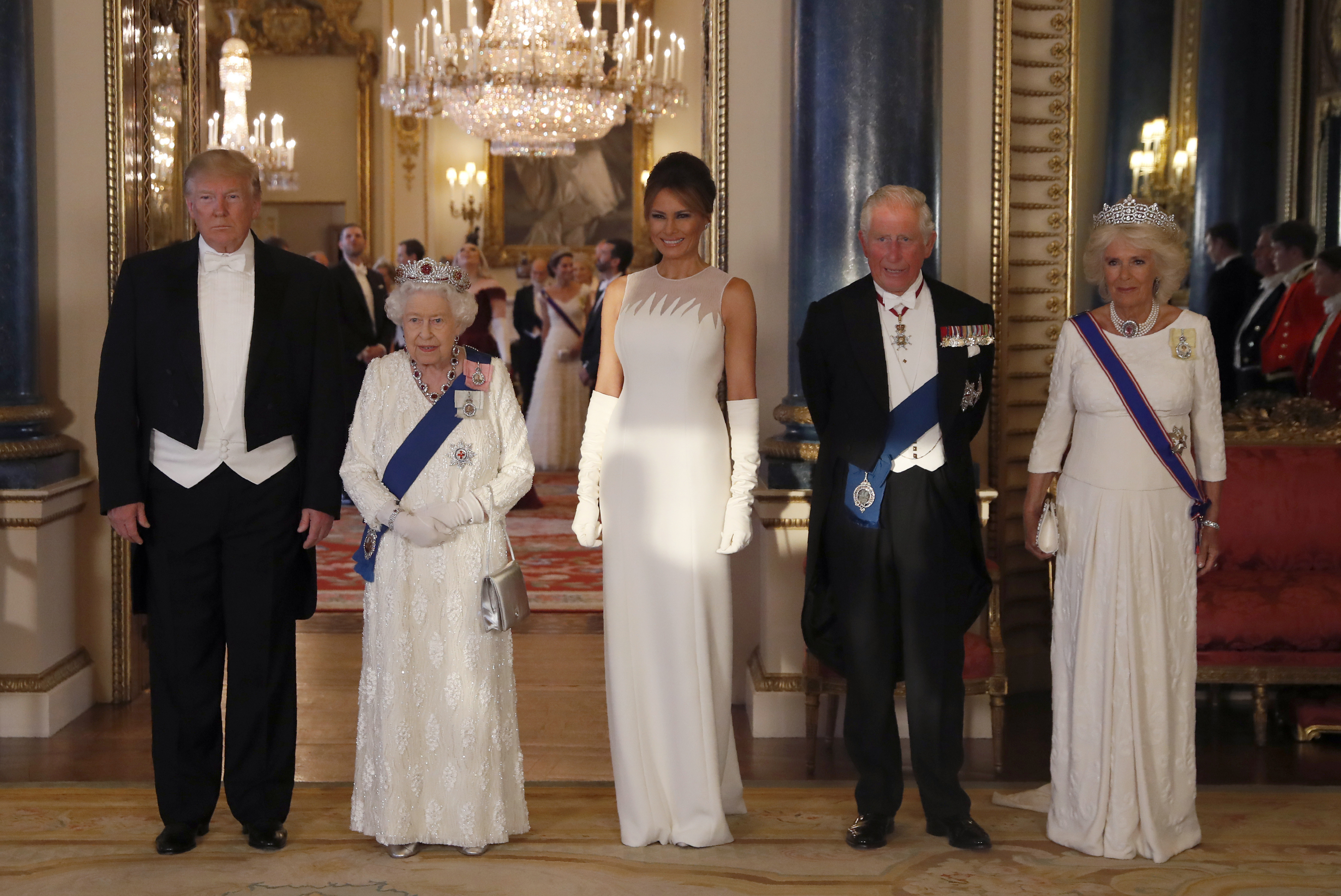 Donald Trump y su esposa Melania llegaron en la mañana de ayer a los jardines del palacio de Buckingham. (AP)