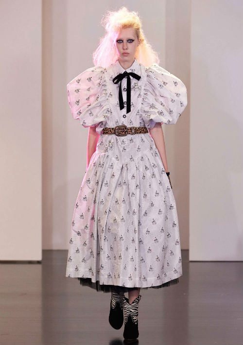 Si tu figura es como un triángulo invertido, las prendas que tienen corte en los hombros son perfectas porque provocan la ilusión óptica de que tus hombros son más estrechos y se compensarán con tu cadera. Pieza Marc Jacobs. (WGSN)
