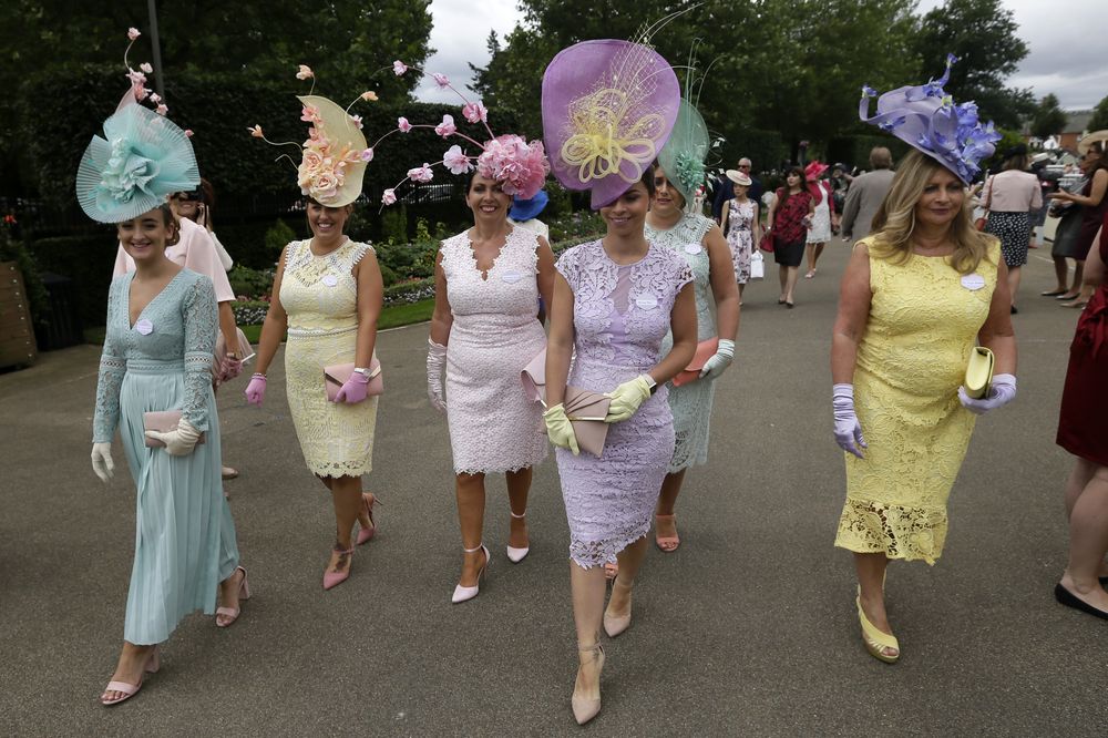 Invitadas llegando al evento con sombreros de color pastel, de distintos diseños, y decoraciones. Se utilizan alambres finos para hacer las flores sobresalir de la base del sombrero. (Foto: AP)