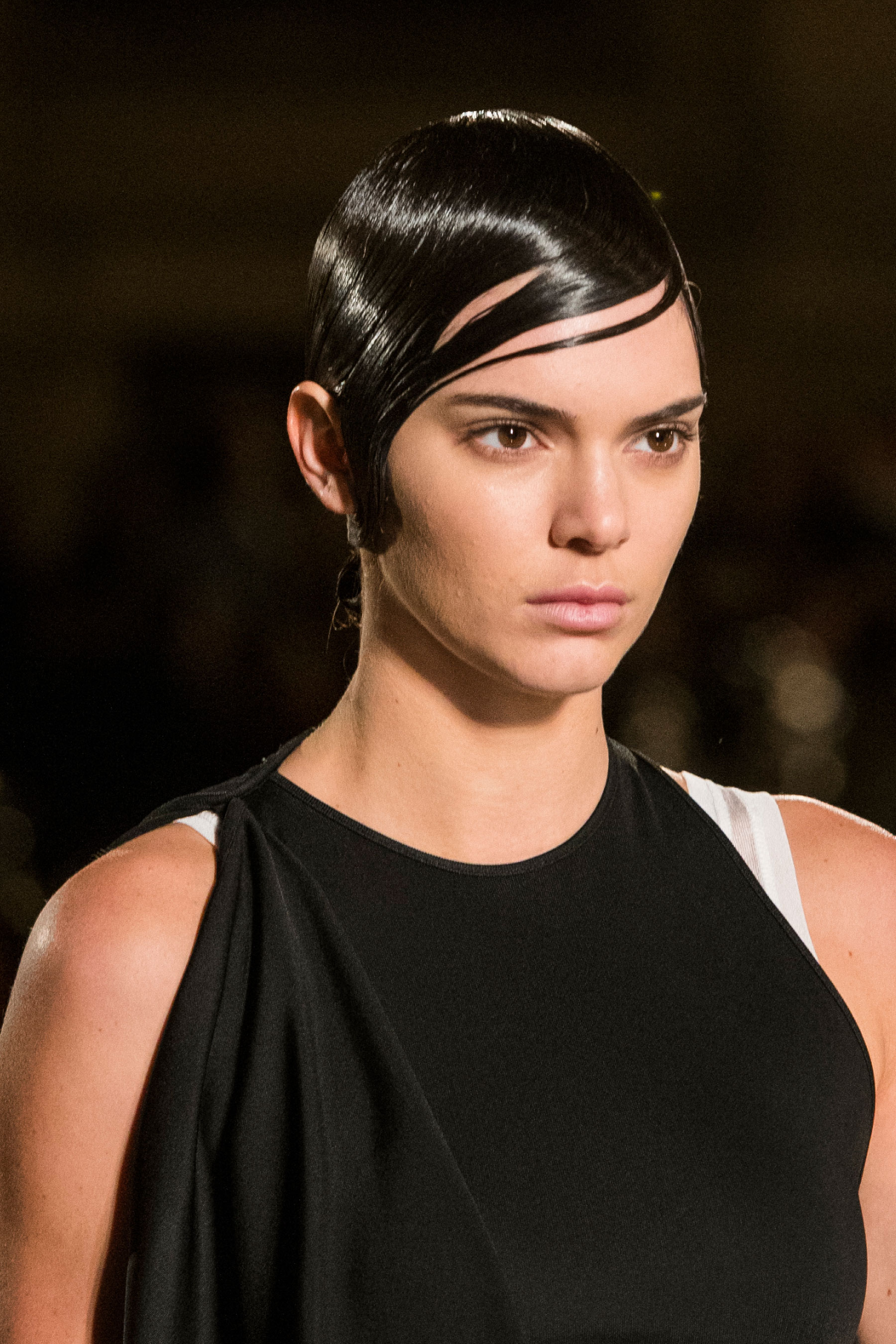 Llevar los labios en un tono natural siempre es una opción cuando no quieres llamar la atención o resaltar la belleza de tu rostro sin demasiado color. Pasarela de Givenchy. (Foto: The Fashion Group Foundation)