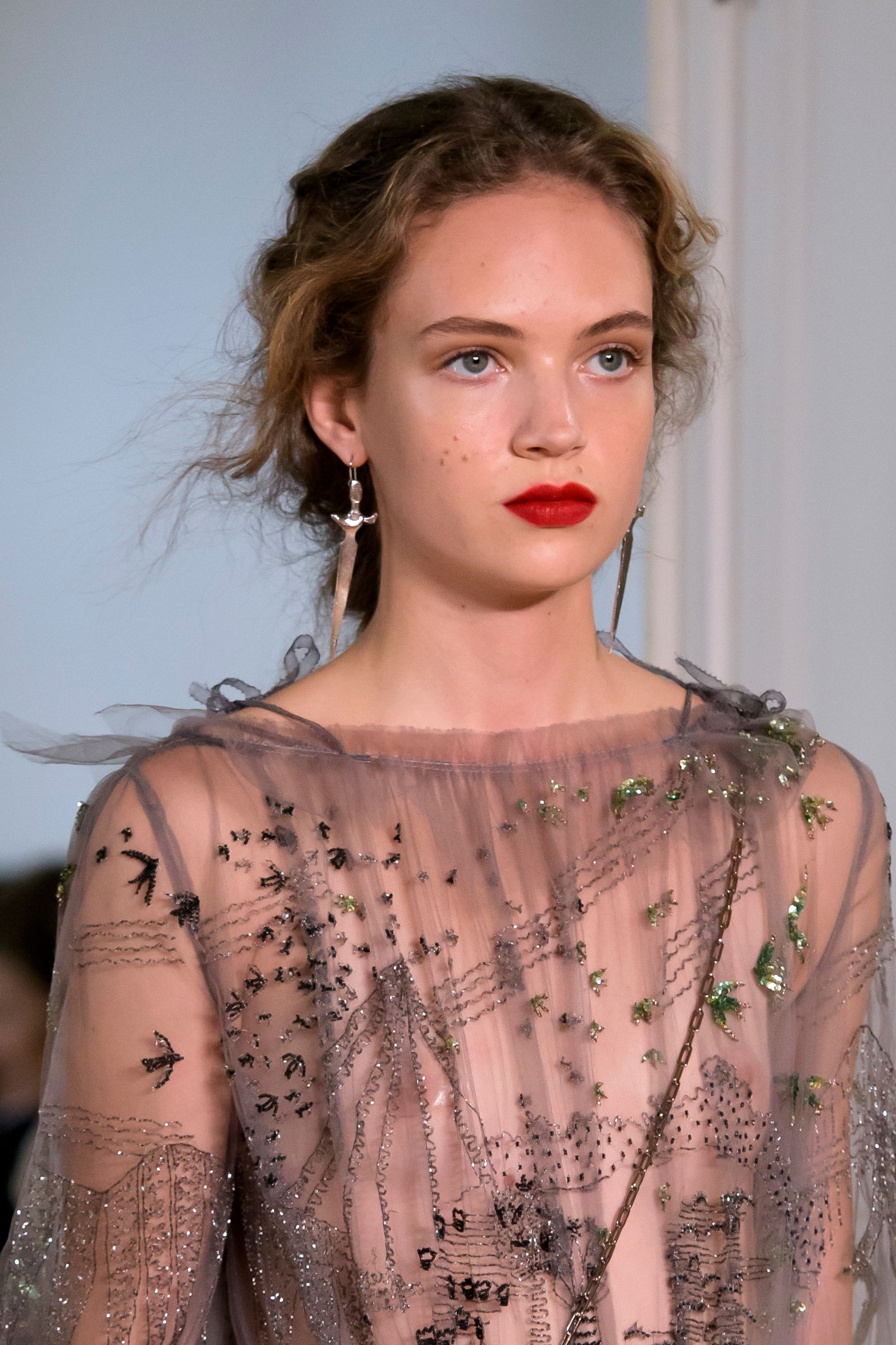 Esta temporada de primavera-verano los labios rojos se llevan mate y delineando el contorno natural del labio. Pasarela de Valentino. (Foto: The Fashion Group Foundation)