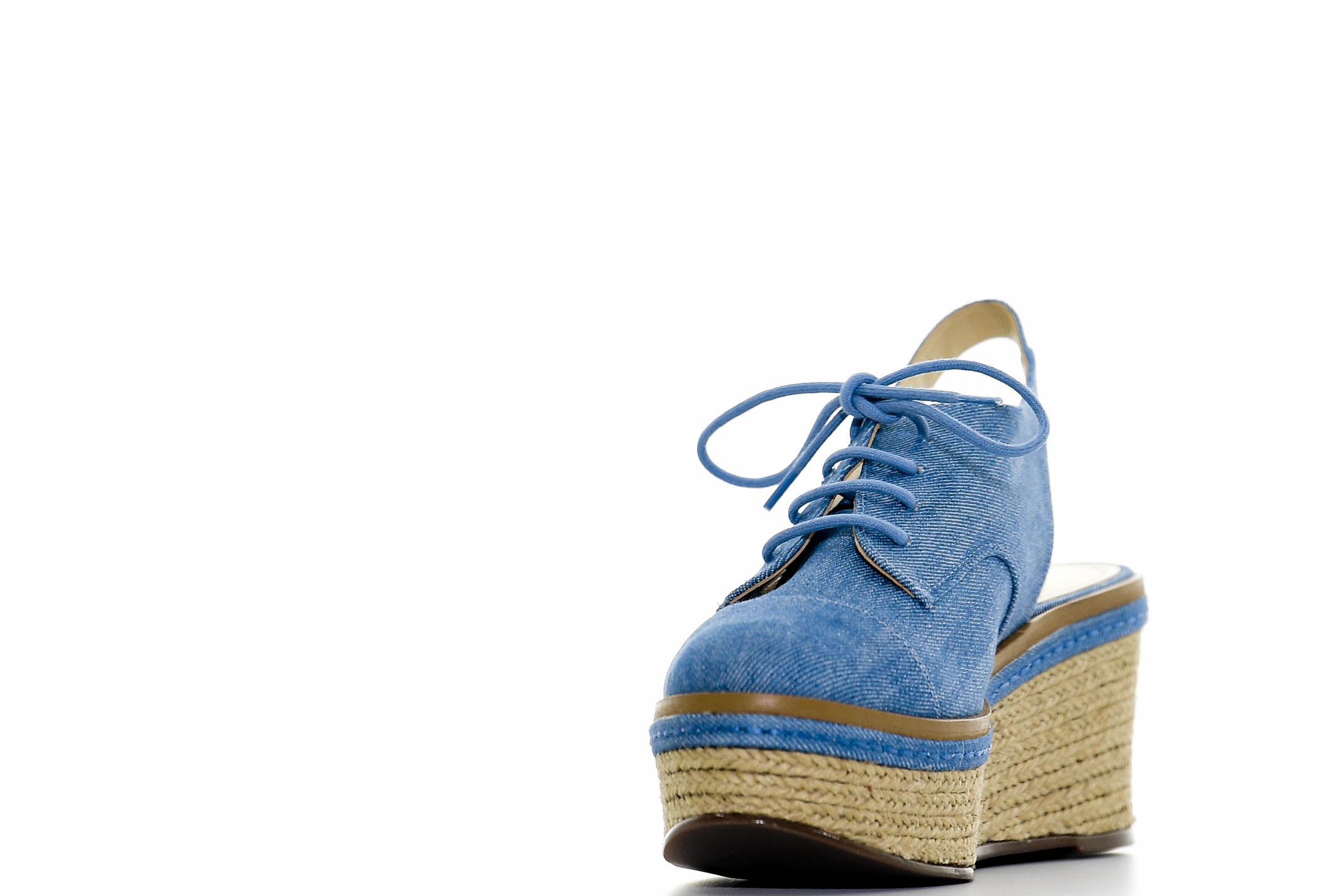 Zapato de cordones y plataforma, de Galería. (André Kang)