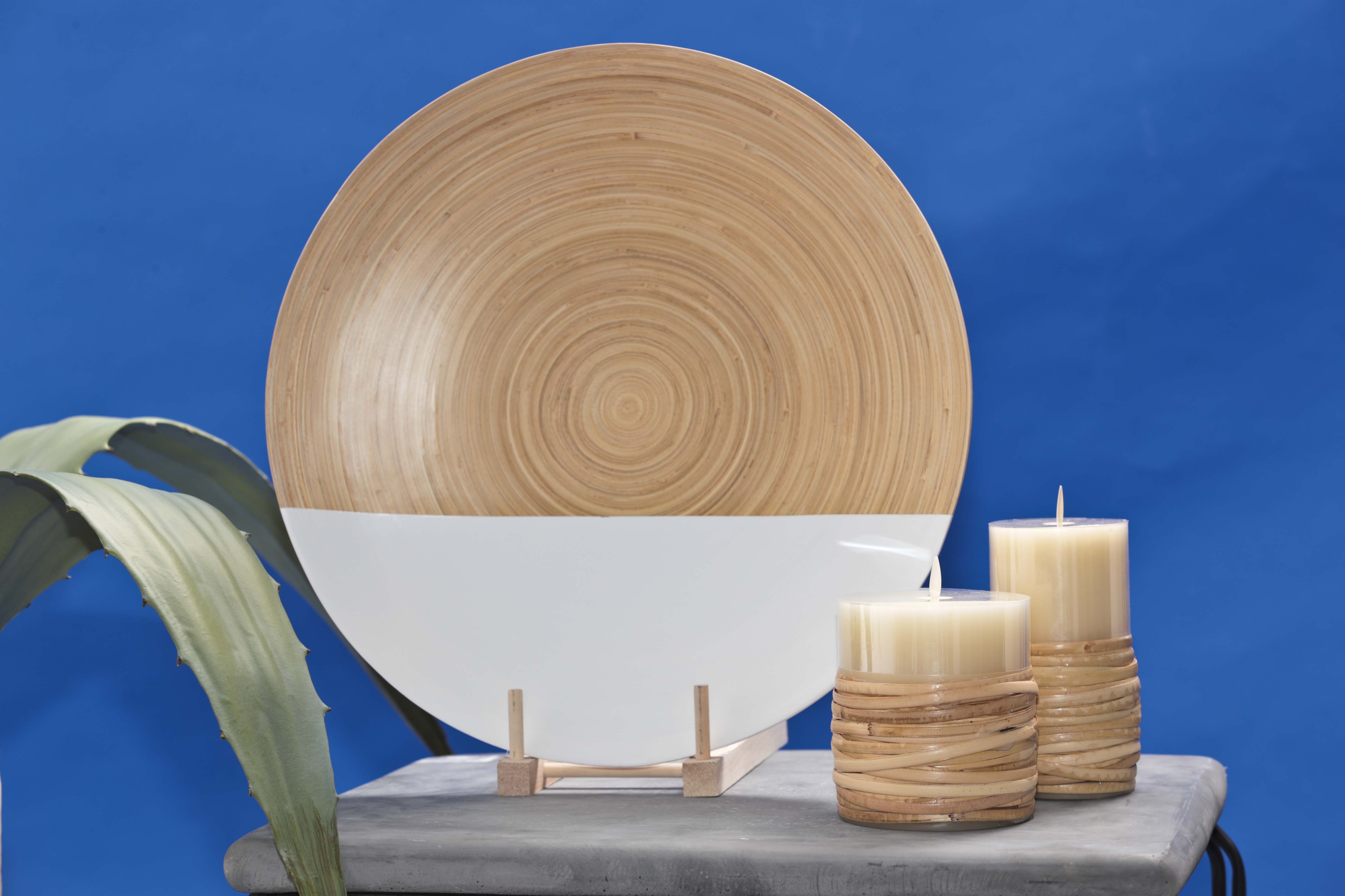 Velas de batería con acento de madera de Pottery Barn y plato de bambú laminado, de Aliss (Foto Wanda Liz Vega)