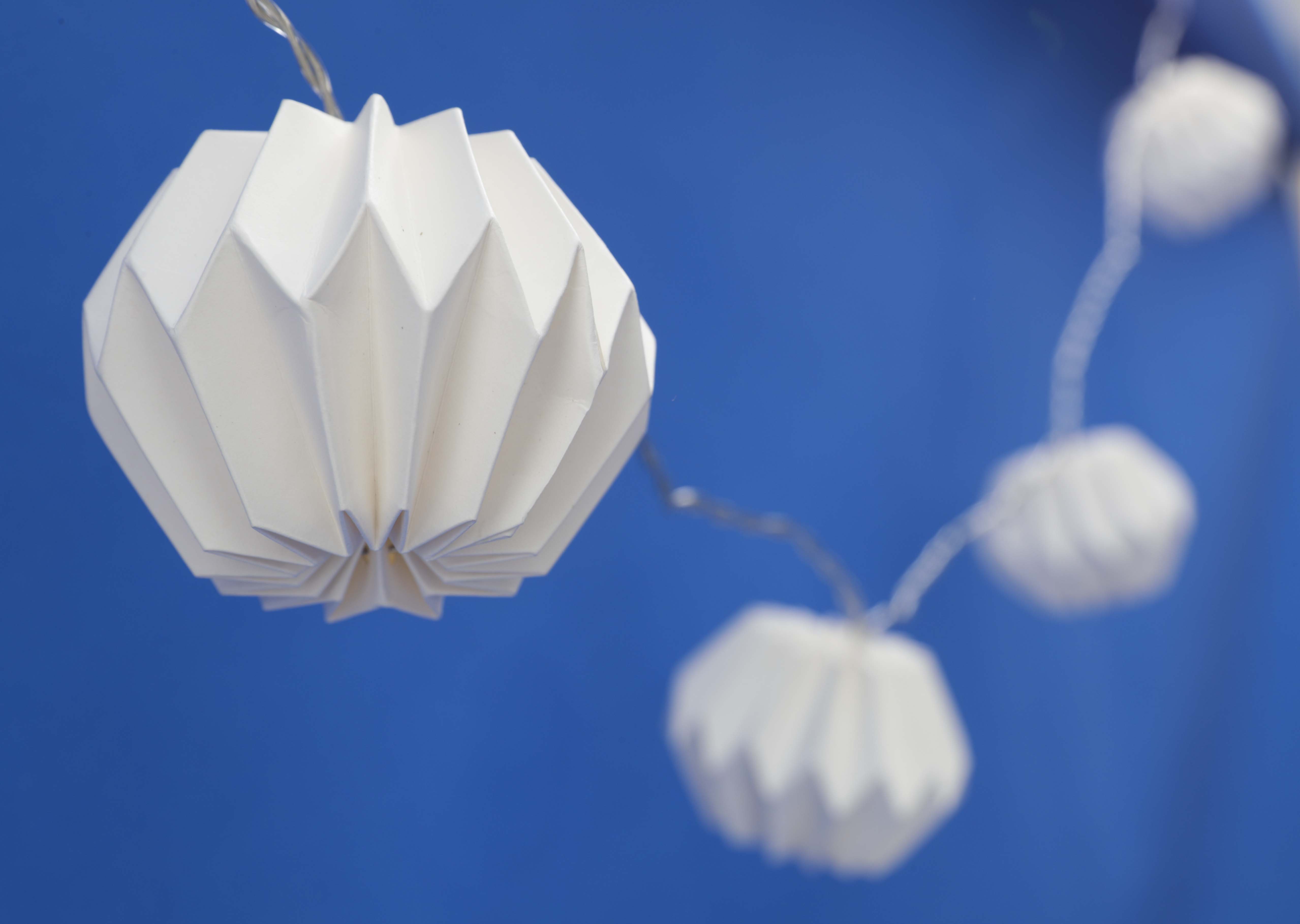 Guirnaldas con luces para exterior, de Bed, Bath and Beyond (Foto Wanda Liz Vega)