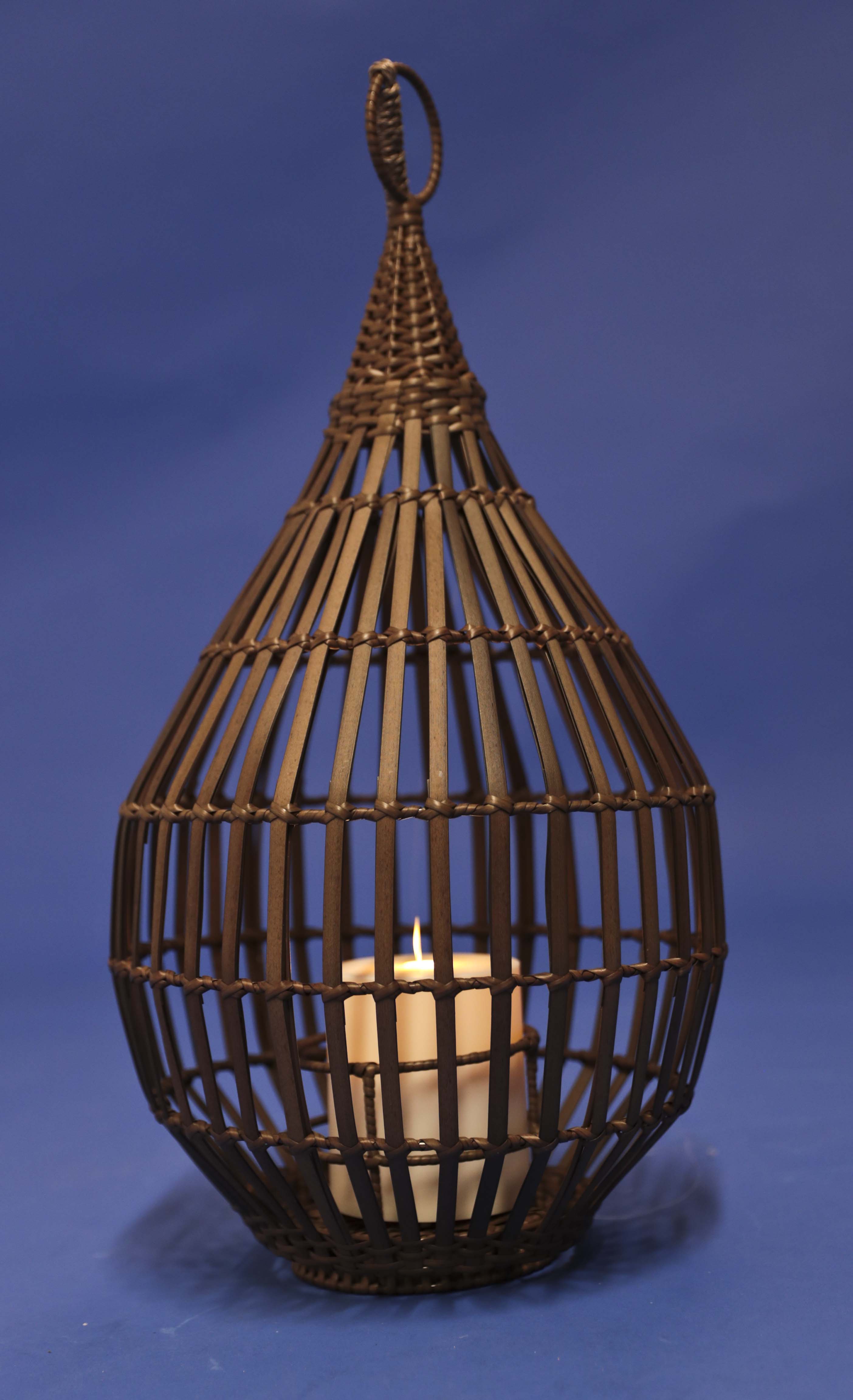 Farol de plástico imitando fibra natural con vela de batería, ambos de Pottery Barn. (Foto Wanda Liz Vega)