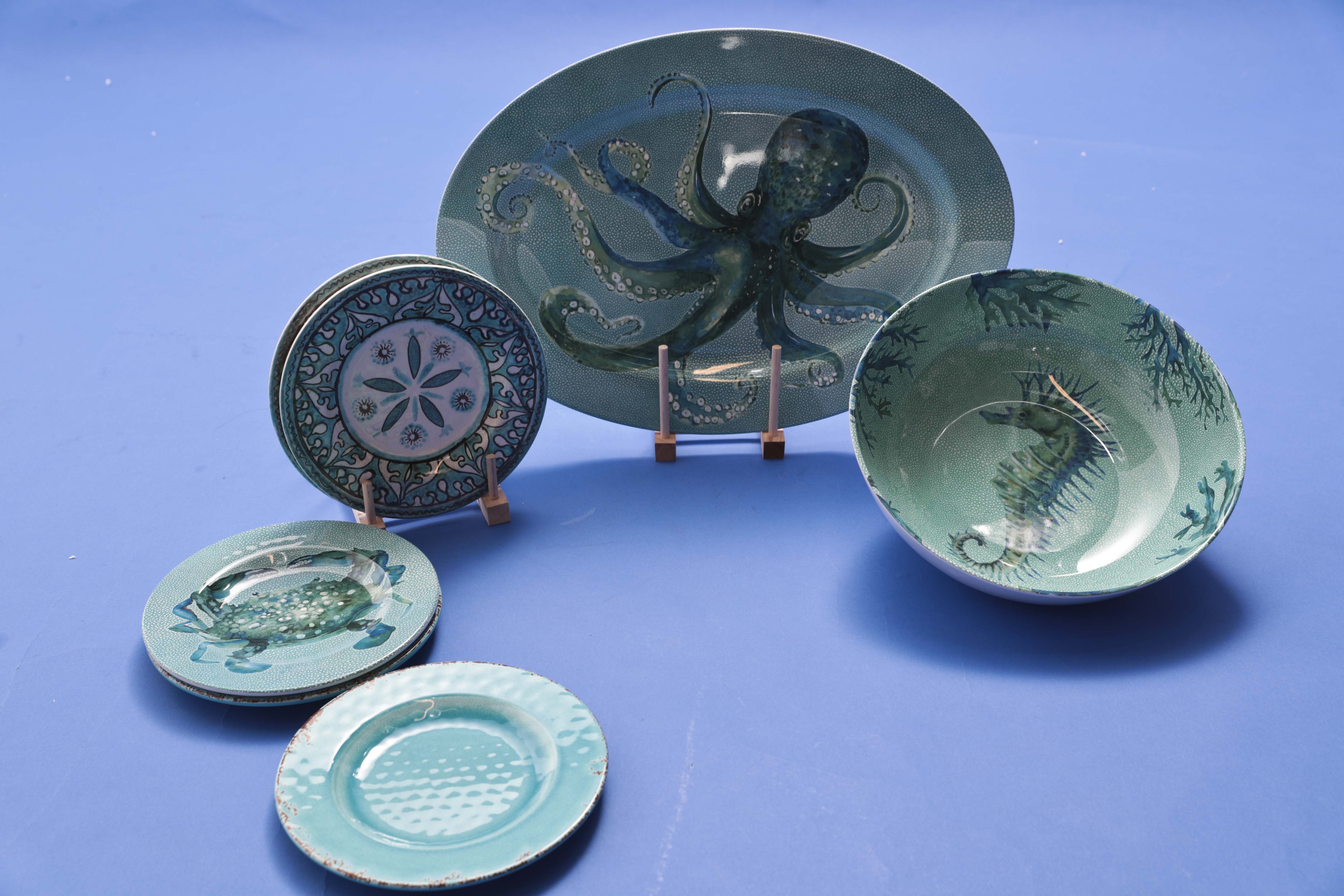 Platillos de melamina con diseño de azulejo de William Sonoma (Foto Wanda Liz Vega)