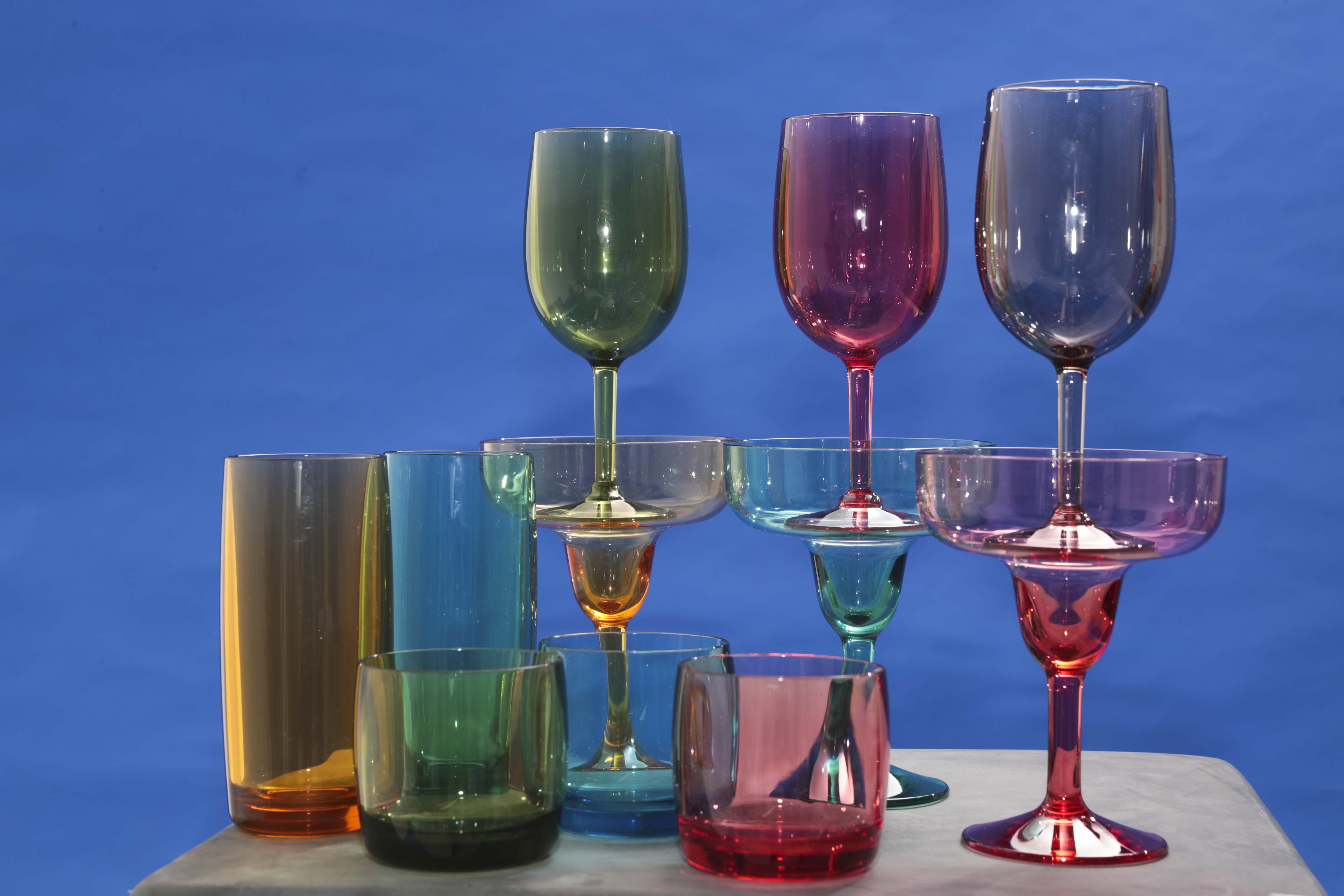 Surtidos de vasos y copas multicolor en DuraClear, de William Sonoma (Foto Wanda Liz Vega)