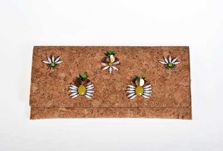 Cartera estilo sobre, de Banana Republic.