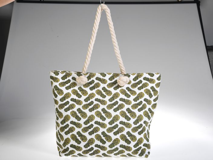 Bolso de tela con estampado, de Plum Boutique.