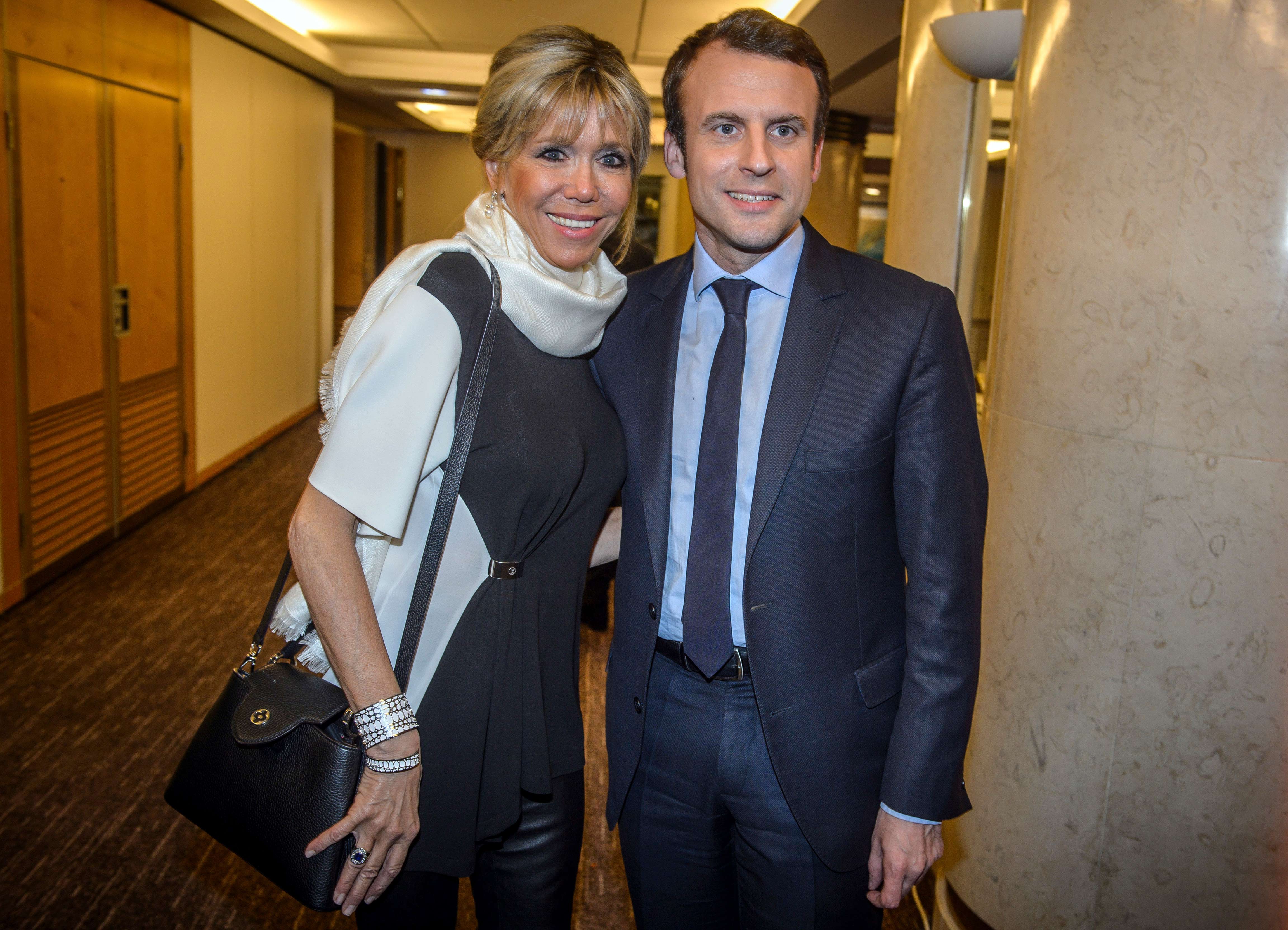 Las scarfs son otro de los comodines que elige Brigitte Macron, la primera dama francesa. Foto AP.