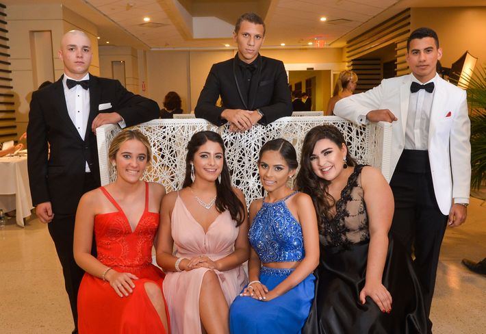De pie, Juan Vargas, Alejandro Galva y Eduardo Camareno. Sentadas, Carolina Soto, Sabrina Buxeda, Andrea López y Alexandra Román, en el Prom Night de Robinson School en el hotel Caribe Hilton.