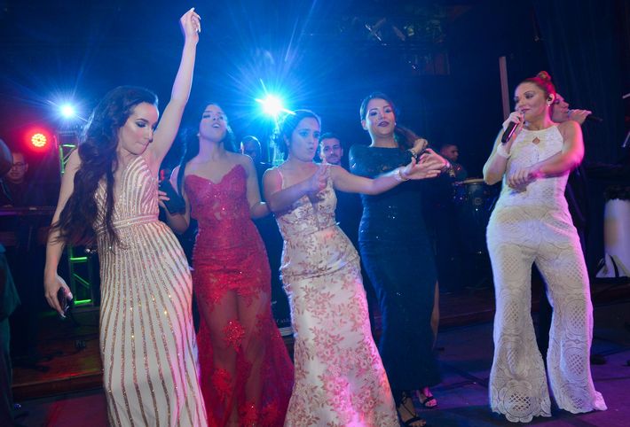 Un grupo de graduadas bailan desde la tarima junto a Cuenta Regresiva, en el Prom Night de Robinson School en el hotel Caribe Hilton.