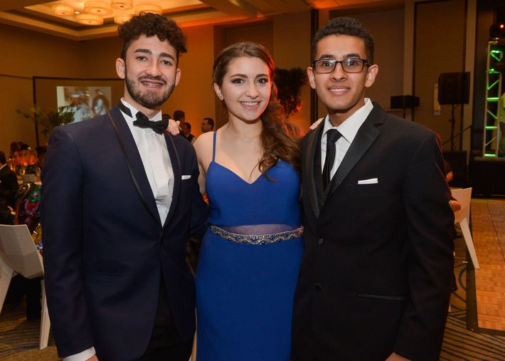 Ricardo Sánchez, Isabella Rodríguez y Sergio Santiago, en el Prom Night de Robinson School en el hotel Caribe Hilton.