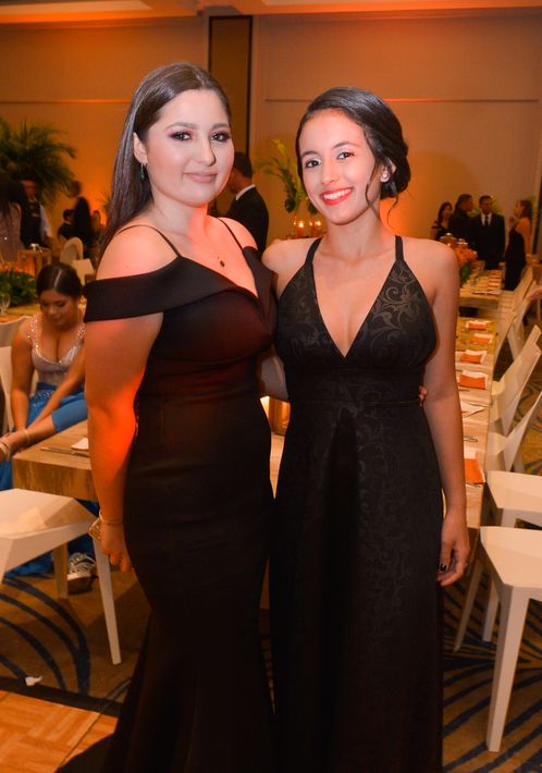 Maya Schuelie y Desirée Carrasquillo, en el Prom Night de Robinson School en el hotel Caribe Hilton.