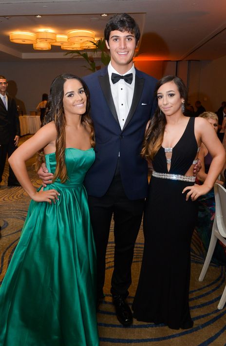 Adriana López, Michael Trautmann y Carla Lugo, en el Prom Night de Robinson School en el hotel Caribe Hilton.