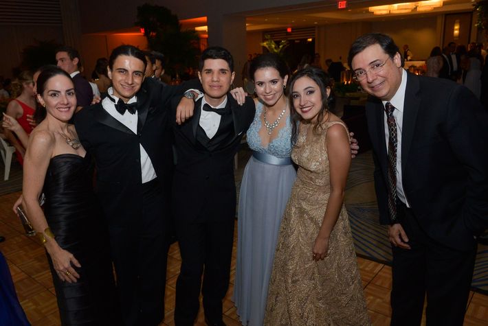 María Blondet, Pascual Aguilera, Alejandro Martínez, Nicole Acosta, Laura Burgos y José Manuel Carrión, en el Prom Night de Robinson School en el hotel Caribe Hilton.