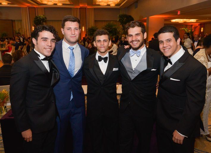 Antonio Ramos, Alexander Díaz, Andrés Giménez, Saulo Giménez y José Robles, en el Prom Night de Robinson School en el hotel Caribe Hilton.