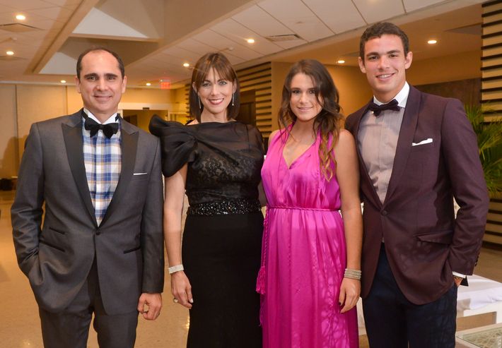 Leonardo Cordero, Ana Mellado, Ana Sofía Cordero y Leonardo Cordero, hijo, en el Prom Night de Robinson School en el hotel Caribe Hilton.