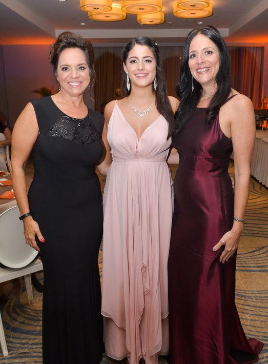 Karen Garnik, Sabrina Buxeda y Melina Castillo, en el Prom Night de Robinson School en el hotel Caribe Hilton.