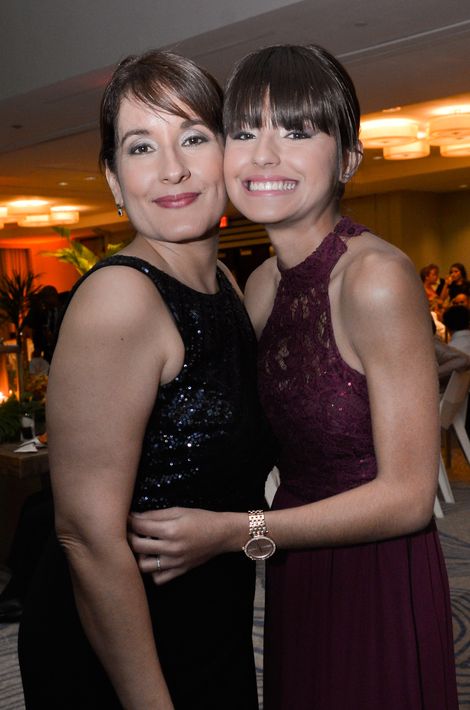 Ana Rodríguez Zayas y Yelena Bruzón, en el Prom Night de Robinson School en el hotel Caribe Hilton.
