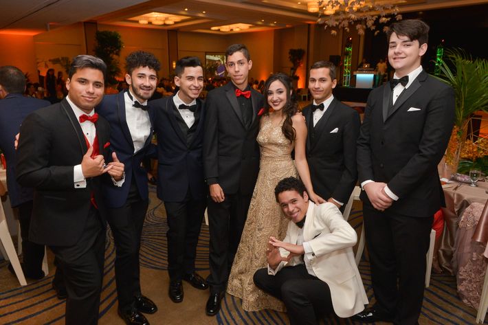 Wilson Torres, Ricardo Sánchez, Juan Rivera, Mario Cardona, Laura Burgos, José Ramírez, Ricardo Sosa y Emilio Tomé, en el Prom Night de Robinson School en el hotel Caribe Hilton.