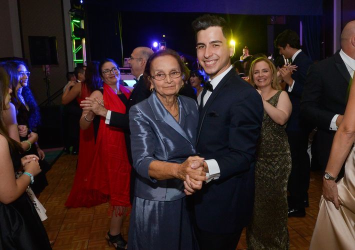 Juan Rivera baila con su abuela Andrea Meléndez, en el Prom Night de Robinson School en el hotel Caribe Hilton.