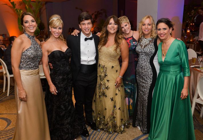 Marisel Ramírez, Giselle Laffitte, Alejandro Montalvo, Ruth Aponte, Tita Semanaz, Yael Ryan y Maricarmen Maldonado, en el Prom Night de Robinson School en el hotel Caribe Hilton.