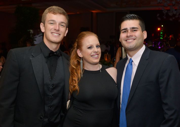 Eduardo Chaves, Laura Garnik y Miguel Lloreda, en el Prom Night de Robinson School en el hotel Caribe Hilton.