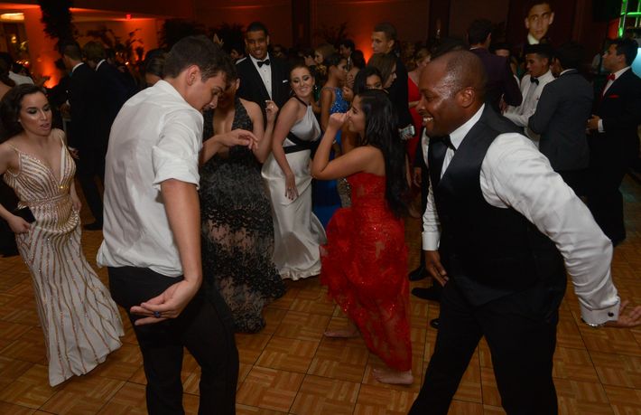 Vista del ambiente festivo, en el Prom Night de Robinson School en el hotel Caribe Hilton.