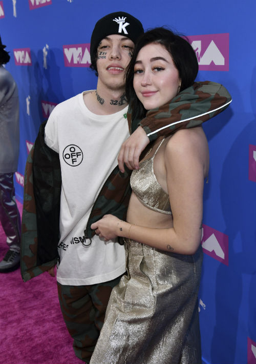El rapero Lil xan y Noah Cyrus, hermana de Miley Cyrus. (AP)