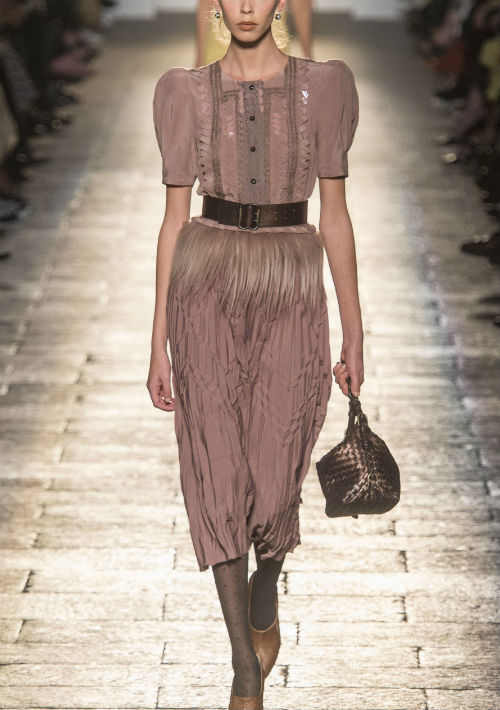 Si tu cuerpo es un triángulo, puedes lucir la mayoría de los estilos que aportarán volumen a la parte superior del cuerpo. Pieza Bottega Veneta. (WGSN)