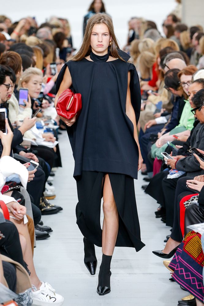 La última colección de Phoebe Philo para Céline tras anunciar que deja la dirección de la firma después de 10 años. Un cambio que marcará el futuro de esta casa que transformó radicalmente.