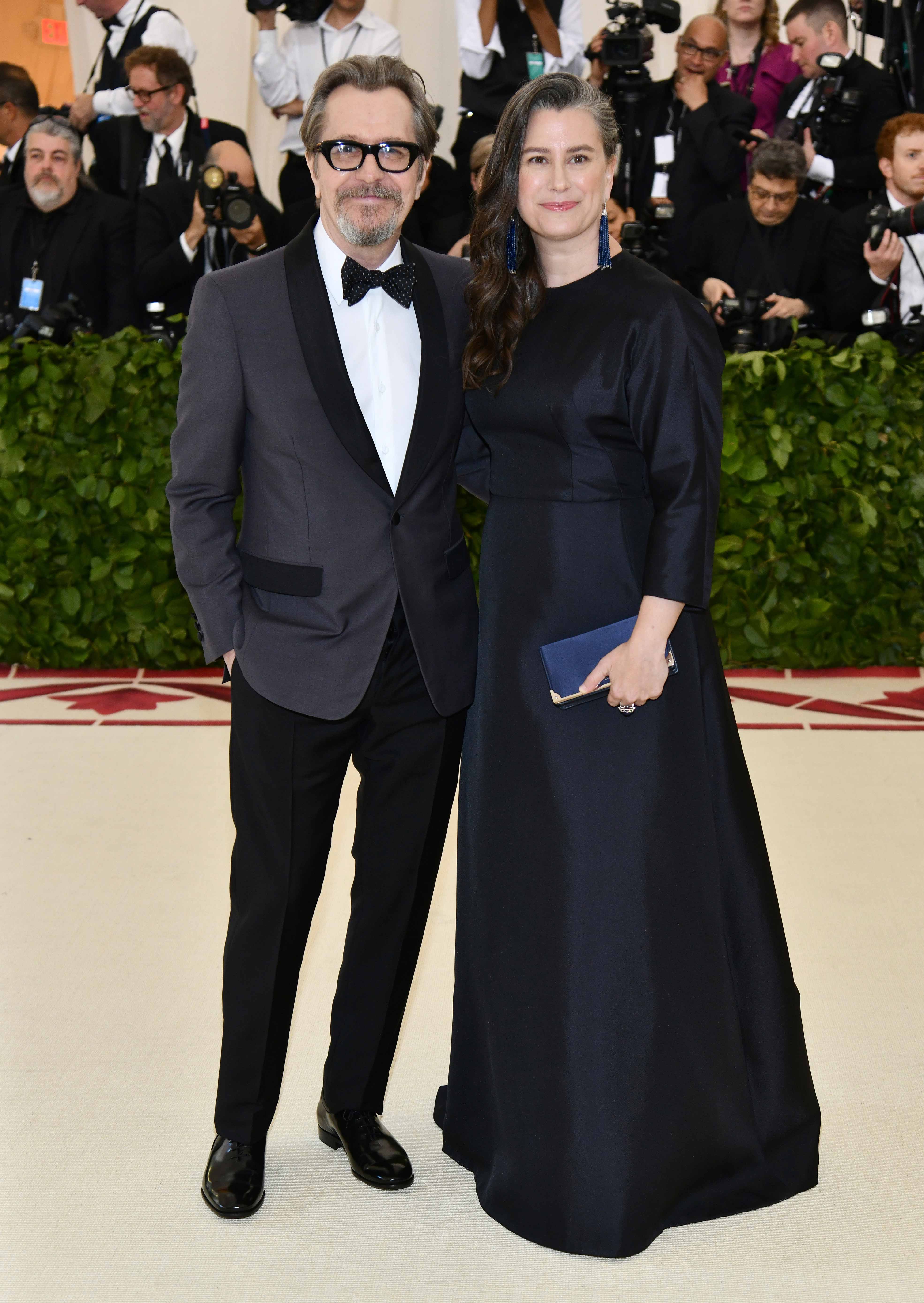 El ganador del Oscar, Gary Oldman, posa junto a su esposa Gisele Schmidt, con quien se casara en 2017, a su llegada a la gala del Museo Metropolitano de Nueva York. (Foto: AP)