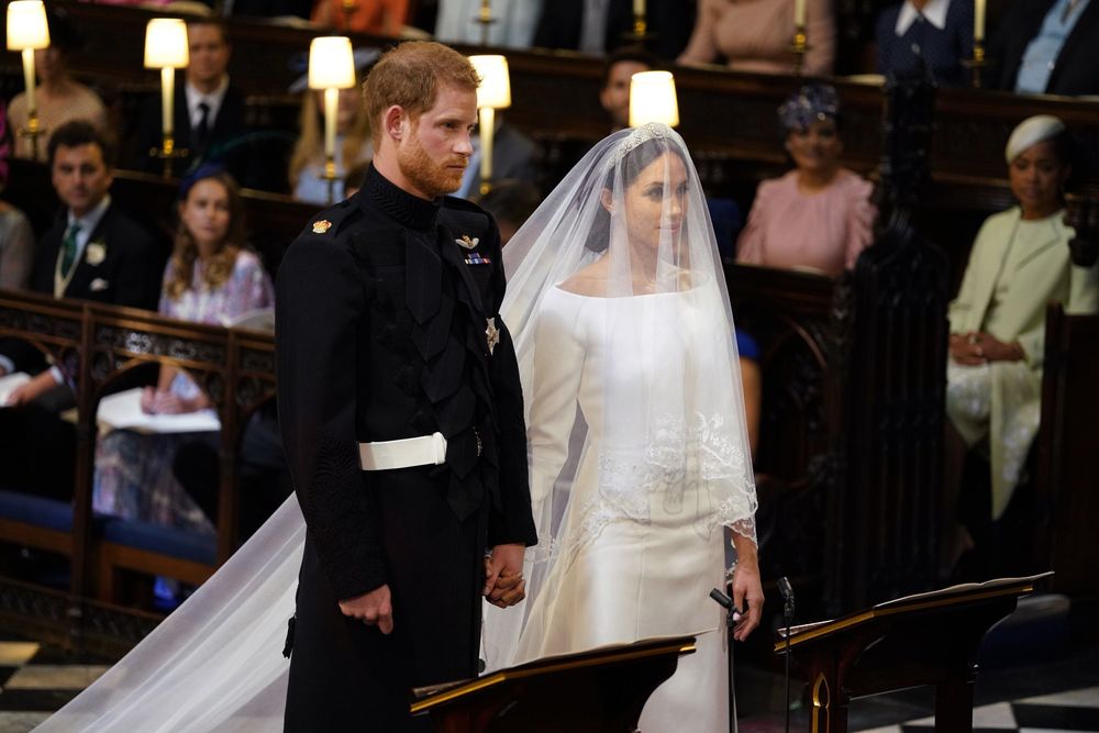 El príncipe Harry y Meghan Markle momentos antes de hacer sus votos. (UK Pool/Sky News via AP)