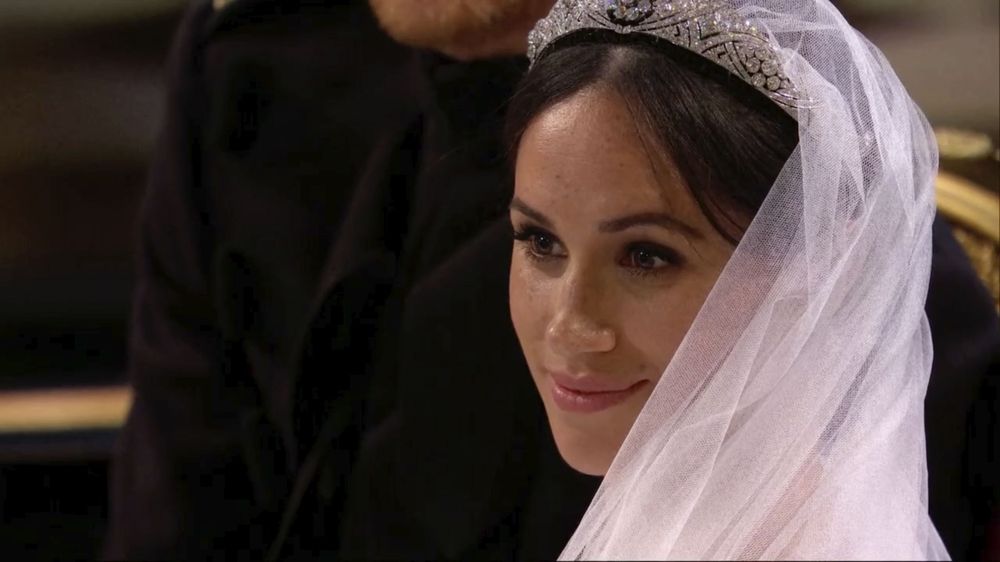 Un primer plano de la novia, con la tiara de filigrana en préstamo de la colección de la Reina.(UK Pool/Sky News via AP)