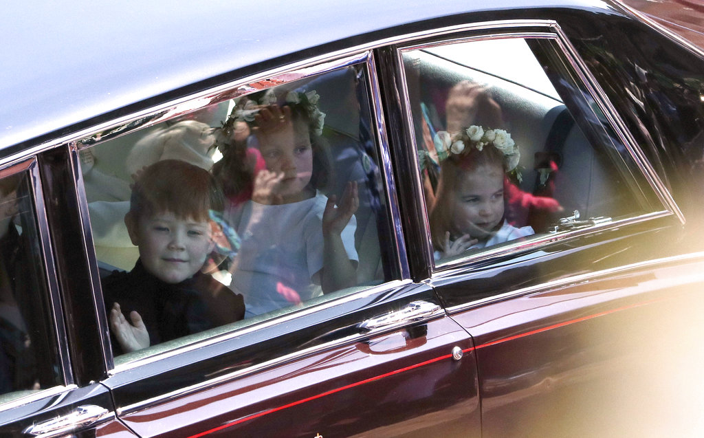 Los niños de la boda: los pajes y damitas de honor llegaron pocos minutos antes de las 12 del Reino Unido a la capilla. (Foto: AP)