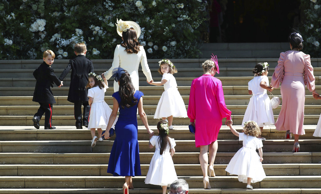 Los niños suben la escaleras hacia la capilla de St. George, poco antes de la llegada de la novia. (Foto: AP)